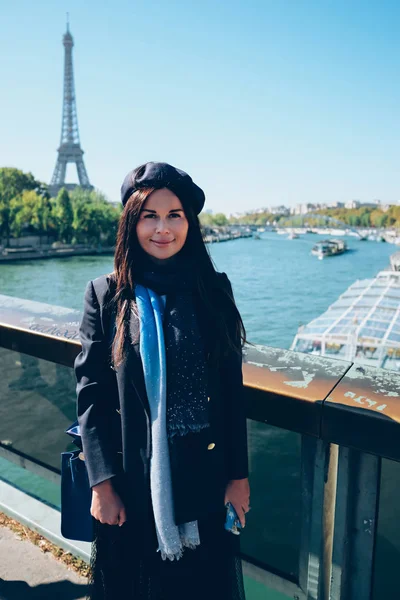 Парижская женщина счастлива и улыбается — стоковое фото