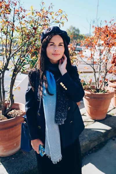 Girl enjoys good weather walking in the city — Stock Photo, Image