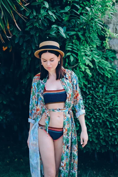 Sexig kvinna i bikini njuta i tropiska resort — Stockfoto