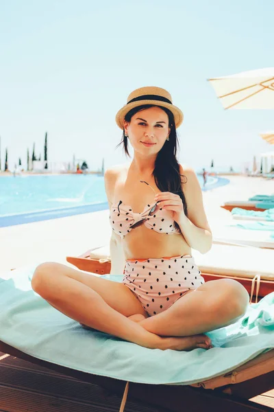 Mujer joven disfrutando de un sol — Foto de Stock