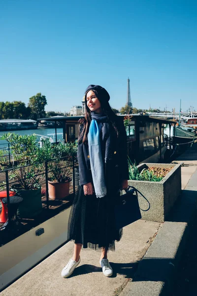 Mujer de París feliz y sonriente Imagen De Stock