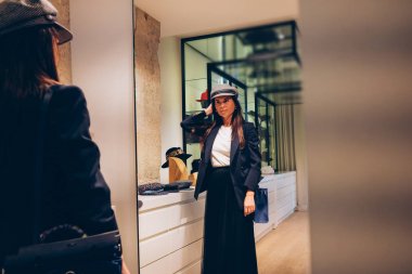 Paris 'in en büyük butiğine bir kadın geldi.