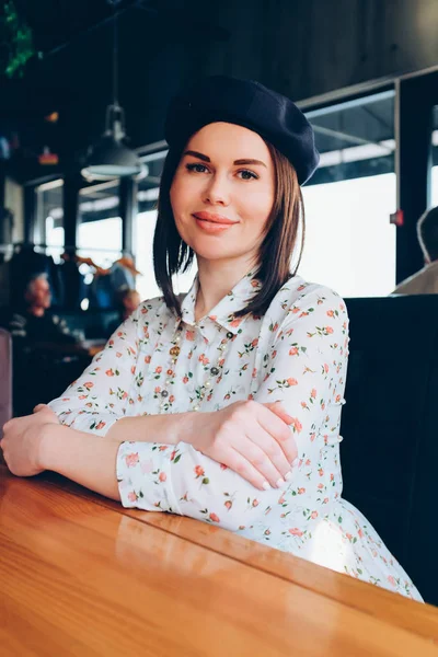 Jonge stijlvolle vrouw in een blauwe baret — Stockfoto