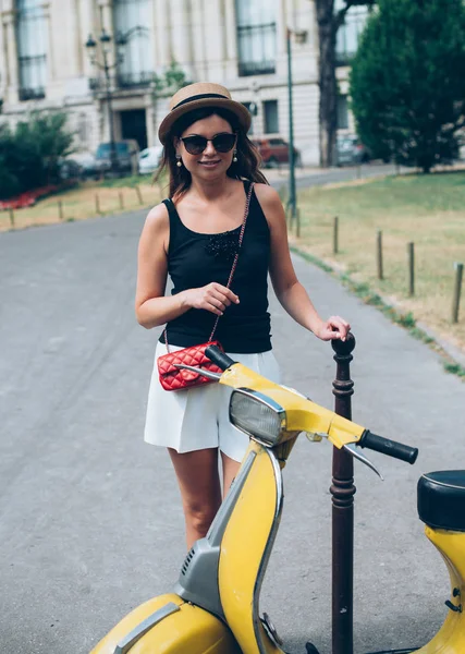 Paris woman smiling with her scooter — Stock Photo, Image