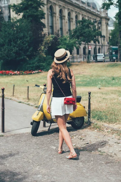 Paris mulher sorrindo com sua scooter — Fotografia de Stock