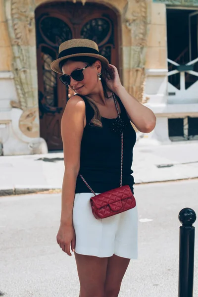 Jonge vrouw genieten van haar Parijs reizen — Stockfoto
