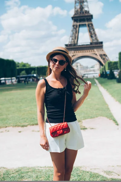 Paris woman happy and smiling — Stock Photo, Image