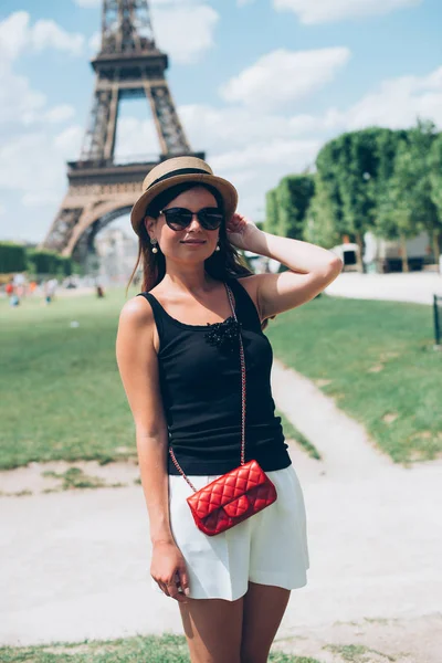 젊은 여자 즐기는 그녀의 파리 여행 — 스톡 사진