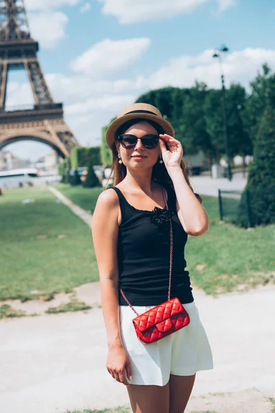 Mujer de París feliz y sonriente Fotos de stock