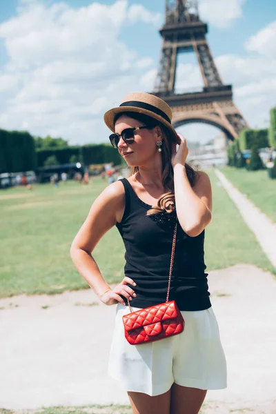 젊은 여자 즐기는 그녀의 파리 여행 — 스톡 사진