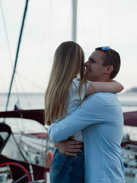 Ett Ungt Par Krama Varandra Sommardag Strandpromenad Den Unga Flickan — Stockfoto