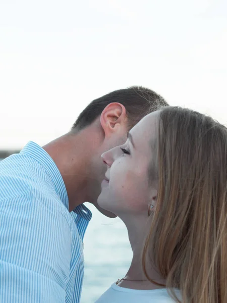 Jovem Casal Abraça Dia Verão Beira Mar Menina Envolve Seus — Fotografia de Stock