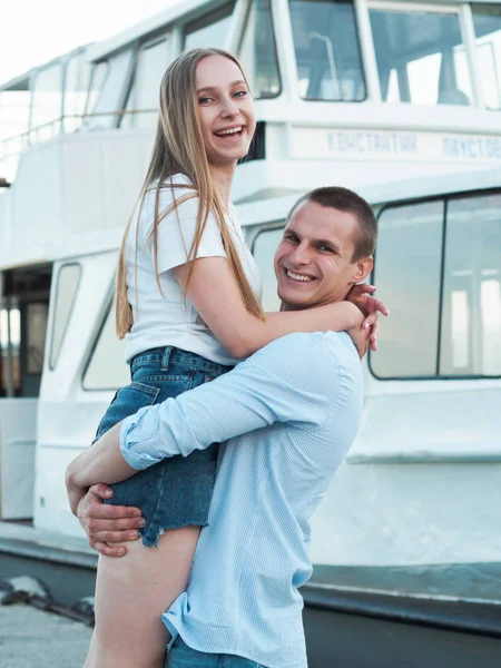 Jovem Casal Abraça Dia Verão Beira Mar Menina Envolve Seus — Fotografia de Stock