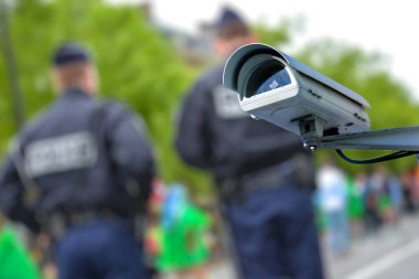 Polis memurlarıyla bulanık arka plan üzerinde güvenlik Cctv kamera veya gözetim sistemi odaklanmak