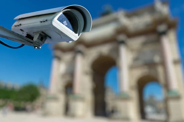 Fokus Auf Sicherheitskamera Oder Überwachungssystem Mit Antiken Monumenten Auf Verschwommenem — Stockfoto