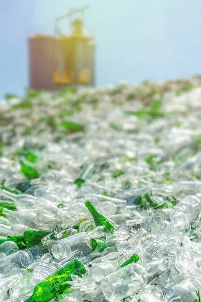 Recyclen Van Stukjes Van Gebroken Glas Door Fabriek Achtergrond — Stockfoto