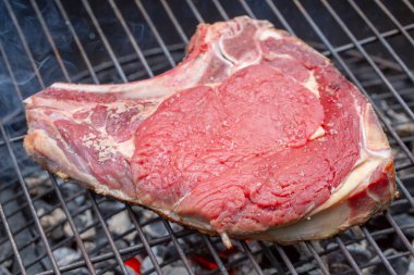 Yakın çekim üstten görünüm bir çiğ dana kaburga bir barbekü ızgara