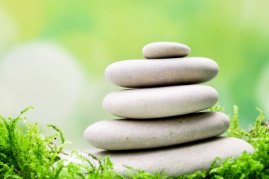 Çakıl taşları closeup köpük yeşil bir arka plan üzerinde denge yerleştirilir