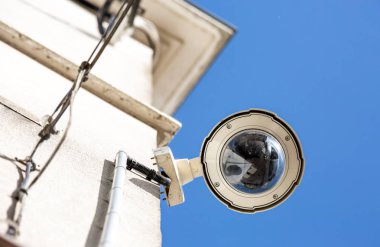 Güvenlik Cctv kamera veya gözetim sistemi oin bir şehir bina üzerinde odaklanmak