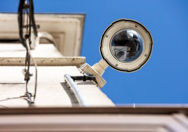 Güvenlik Cctv kamera veya gözetim sistemi oin bir şehir bina üzerinde odaklanmak