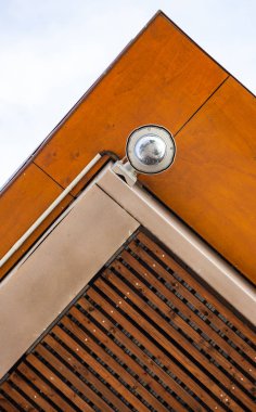 Güvenlik Cctv kamera veya gözetim sistemi oin bir şehir bina üzerinde odaklanmak