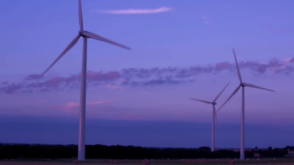 美しい夕日の下の田園地帯での風力発電の風力タービン — ストック動画