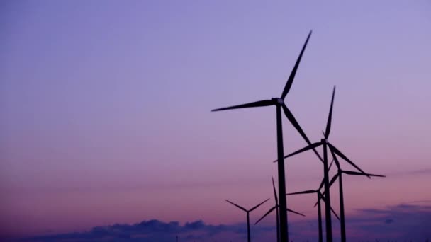 Windturbines Een Windmolenpark Het Platteland Onder Een Prachtige Zonsondergang — Stockvideo