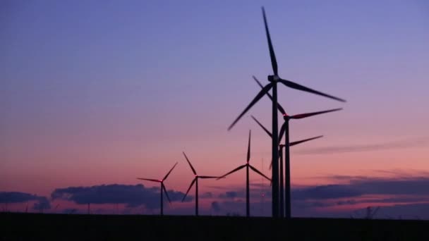 Windturbines Een Windmolenpark Het Platteland Onder Een Prachtige Zonsondergang — Stockvideo