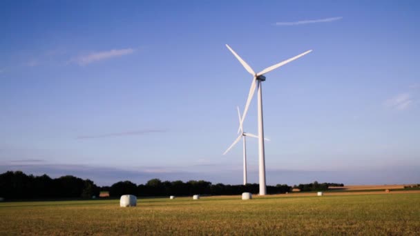 Windturbines Een Windmolenpark Het Platteland Onder Een Prachtige Zonsondergang — Stockvideo