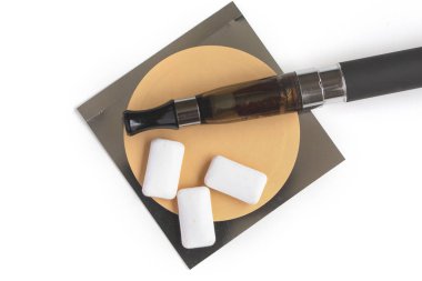 nikotin bandı, sakız ve beyaz arka plan üzerinde izole sigara bırakma için kullanılan ecigarette chewin