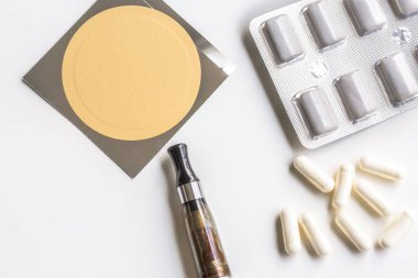 nikotin bandı, sakız ve beyaz arka plan üzerinde izole sigara bırakma için kullanılan ecigarette chewin