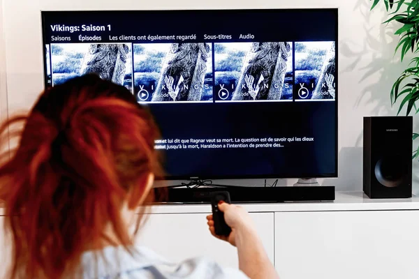 Benon France December 2018 Woman Holding Remote Control Process Selecting — Stock Photo, Image