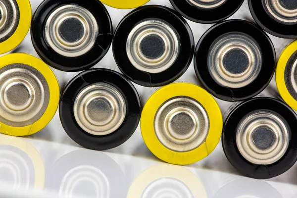 Nahaufnahme Eines Stapels Von Alkalibatterien Schließen Bunte Reihen Von Auswahl — Stockfoto
