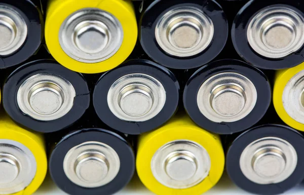 Close Van Stapel Alkaline Batterijen Close Van Kleurrijke Rijen Van — Stockfoto