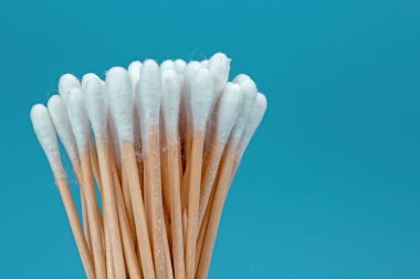 üzerinde mavi arka plan izole ahşap pamuk tomurcukları kapat