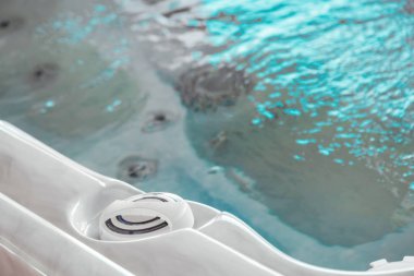 Spa'da jakuzi banyo küvetleri yüksek basınç başlıklarının görünümünü