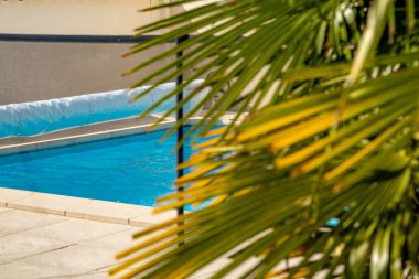 Zorunlu bir güvenlik ağı aracılığıyla bir havuz görünüm özel bir psicine kenarlarında