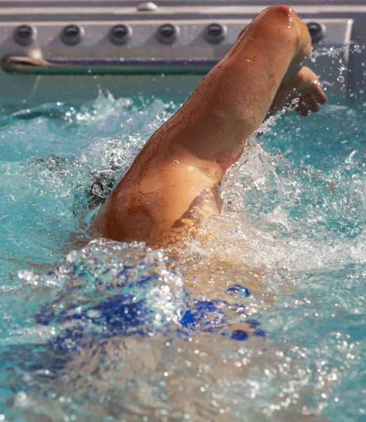 Vista Del Hombre Nadando Gatear Contra Marea Jacuzzi —  Fotos de Stock