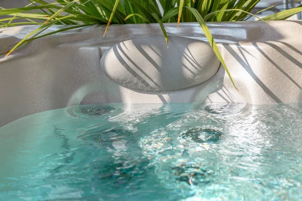 装饰有装饰植物的按摩浴缸 营造出轻松的氛围 让您放松身心 — 图库照片