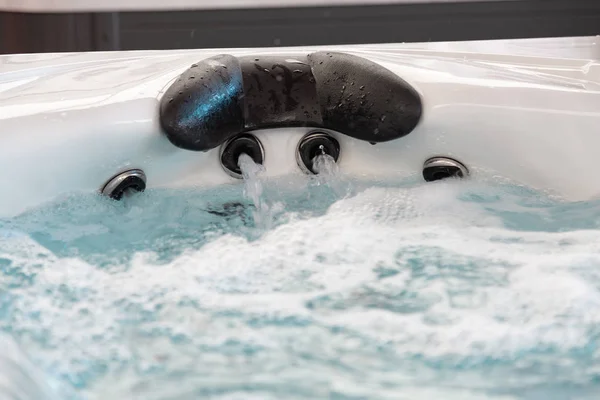 Blick Auf Die Hochdruckdüsen Einer Whirlpool Badewanne Spa Mit Kopfstütze — Stockfoto