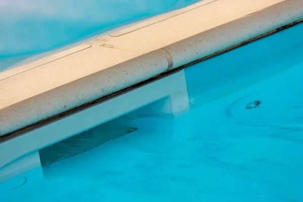 蓝水池反射墙外撇水设备过滤游泳池系统 — 图库照片