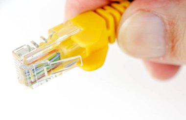 closeup ethernet kablosu beyaz bir arka plan üzerinde tutan el üzerinde