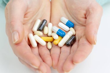 Eller kadının tam hap ve kapsül farklı renk ile açın