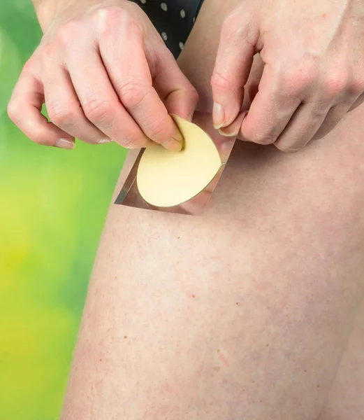 Attractive Healthy Woman Applying Nicotine Patch Her Thigh — Stock Photo, Image