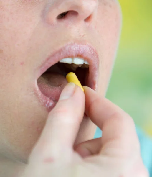 Cropped Image Woman Red Lips Holding Pill Mouth Isolated Green — Stock Photo, Image