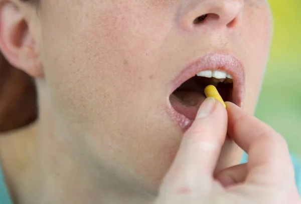 Abgeschnittenes Bild Einer Frau Mit Roten Lippen Die Pille Mund — Stockfoto