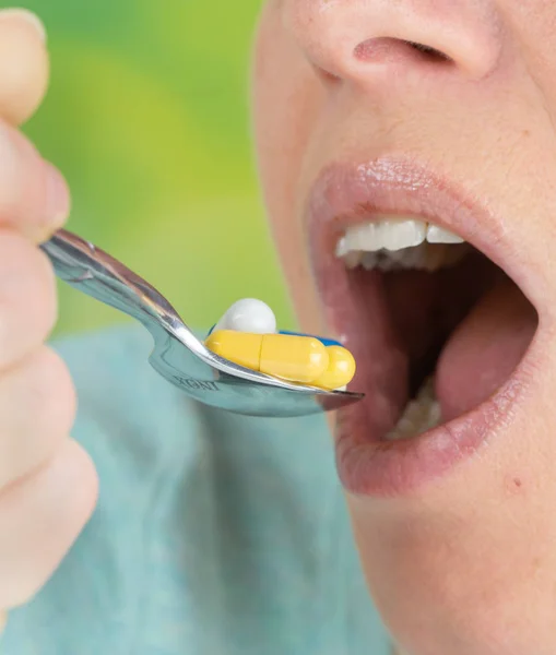 Gros Plan Sur Femme Manger Beaucoup Pilules Colorées Sur Cuillère — Photo