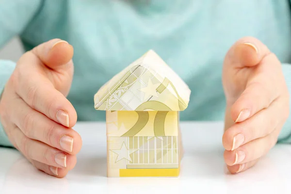 Mulher Segurando Notas Euros Modelo Casa Sobre Branco Conceito Empréstimo — Fotografia de Stock