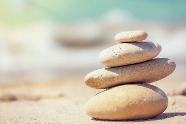 Piramit taş deniz kıyısında günbatımı yalan meditasyon için. Meditasyon soyut kavram