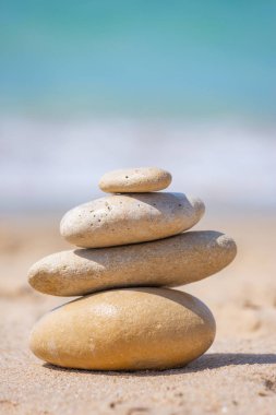 Piramit taş deniz kıyısında günbatımı yalan meditasyon için. Meditasyon soyut kavram